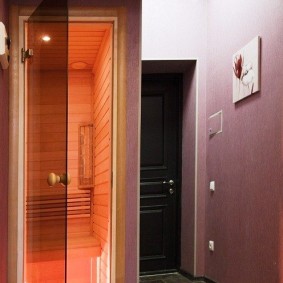 เปิดประตูจากทางเดินสู่ซาวน่า