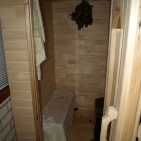 อาบน้ำแบบรัสเซียบนระเบียงของบ้านอิฐ