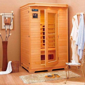 รองเท้าแตะบ้านบนพรมหน้าห้องซาวน่า