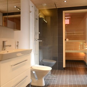 ห้องน้ำกว้างขวางพร้อมห้องอบไอน้ำ