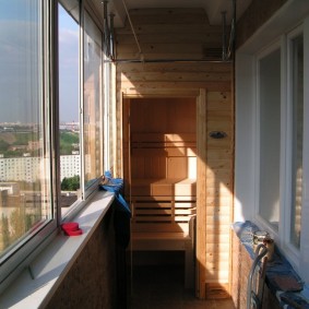 อ่างอาบน้ำขนาดเล็กที่ระเบียงของอาคารหลายชั้น