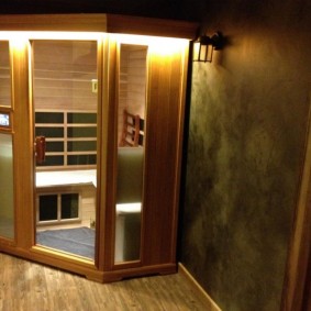 แสงสว่างของกระท่อมไม้ของห้องซาวน่าขนาดเล็ก