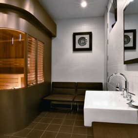 Chrome faucet เหนืออ่างสีขาว