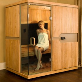 หญิงสาวในซาวน่าหลังจากวันทำงาน