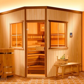 ตัวอักษรไม้หน้าห้องซาวน่าในอพาร์ตเมนต์ในเมือง