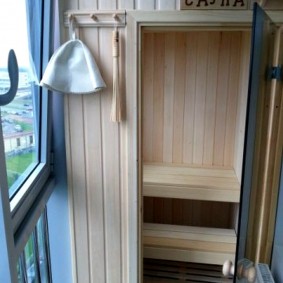 ห้องอบไอน้ำขนาดเล็กบนระเบียงฉนวน