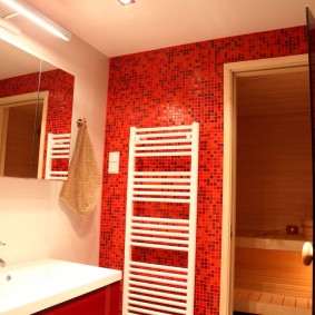 ราวแขวนผ้าขนหนูสีขาวอุ่นบนกระเบื้องสีแดง