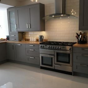 Tablouri din lemn pe piedestalele gri