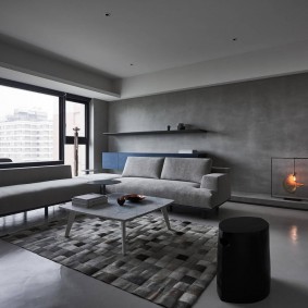 Podea gri în apartament cu geamuri panoramice