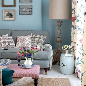Canapea gri într-un living în stil provensal