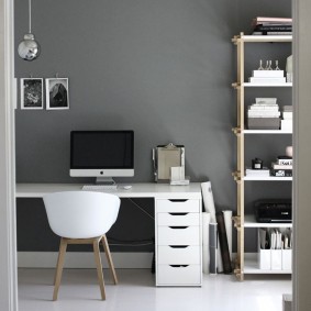 Desktop într-o cameră gri