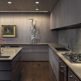 Bucătărie gri cu insulă funcțională