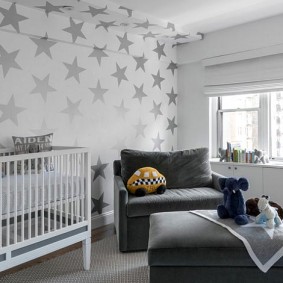 Stele gri pe tapet luminos