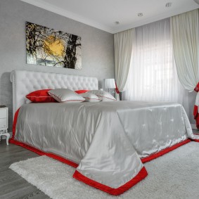 Graniță roșie pe o pătură în dormitor