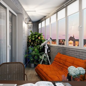 O canapea mică pe loggia cu pereți gri