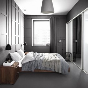 Tapiterie gri de perete în dormitor îngust