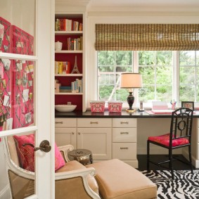 Armoires confortables sous la table dans la chambre des filles