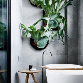 Grijze tegel op de badkamermuur