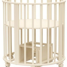 Yenidoğan için masayı beşikten değiştirme