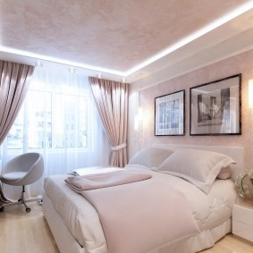 Soffitto a due livelli nella camera da letto di un appartamento con due camere da letto