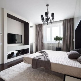 Camera da letto con un ampio letto