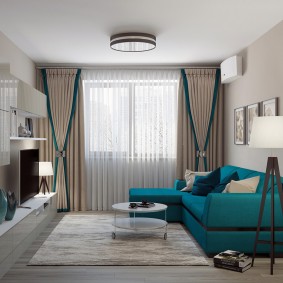 Divano turchese nella hall dell'appartamento