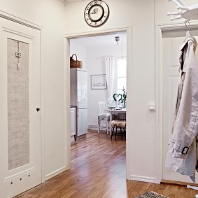 Piccolo ingresso con pareti bianche