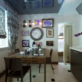 Tavolo pieghevole nella cucina dell'appartamento