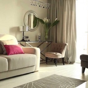 Il tavolo della signora vicino alla finestra del soggiorno