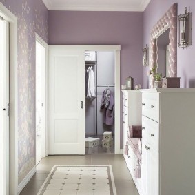 Pareti lilla nel corridoio con pavimento in ceramica