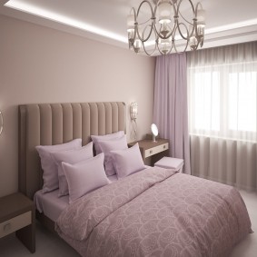 Lampadario in plastica sul soffitto della camera