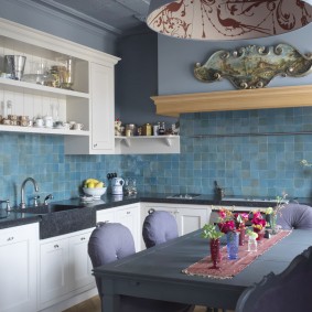 Grembiule in ceramica nella cucina di una casa a pannelli