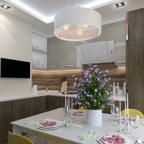 Fiori freschi sul tavolo da pranzo