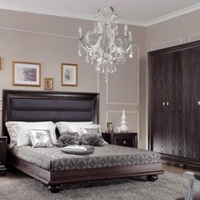 Lampadario in vetro sul soffitto della camera