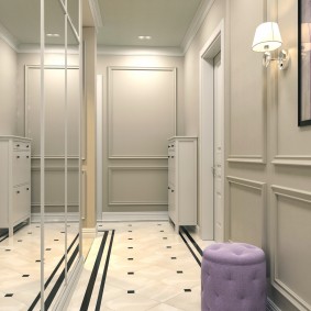 Lungo corridoio con pareti chiare