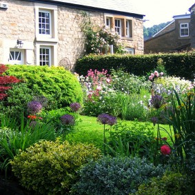 Maison à deux étages avec décoration murale en pierre
