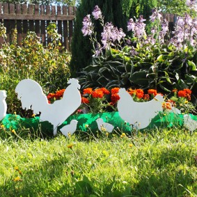 Décor de jardin avec des figurines faites maison