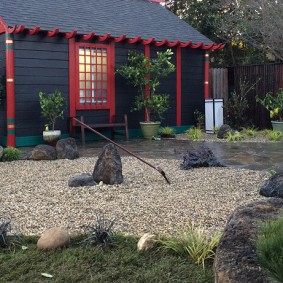 Un lieu de détente devant une maison de campagne