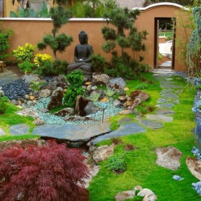 Statue de Bouddha dans un jardin de style oriental
