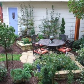 Meubles de jardin avec des objets forgés