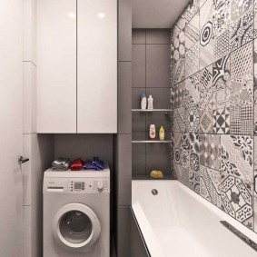 Machine à laver dans une niche de salle de bain