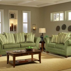 ห้องนั่งเล่นของบ้านส่วนตัวพร้อมโซฟาสองตัว