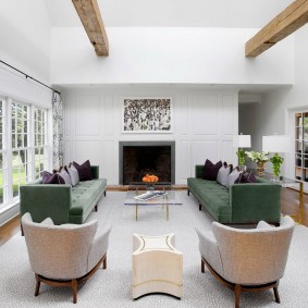 คานไม้บนเพดานสีขาว