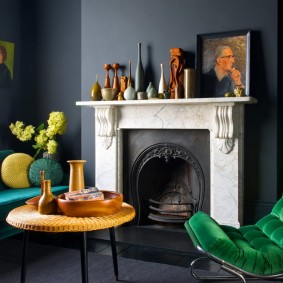 ผนังสีเทาในห้องโถงพร้อมเตาผิง