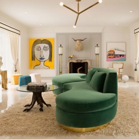 โปสเตอร์ในการตกแต่งภายในของห้องนั่งเล่นกว้างขวาง