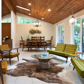 เพดานไม้ในห้องโถงพร้อมเฟอร์นิเจอร์ย้อนยุค