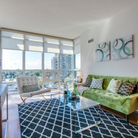 หน้าต่างบานใหญ่ในห้องนั่งเล่น