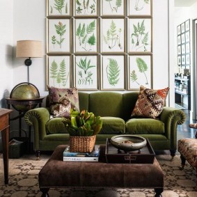 หอพรรณไม้อยู่เหนือโซฟาในห้องนั่งเล่น