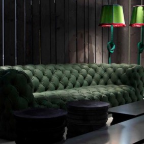 เฟอร์นิเจอร์สีเข้มในห้องนั่งเล่น