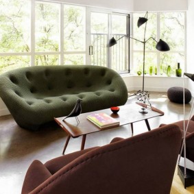 โต๊ะสี่เหลี่ยมในห้องของบ้านส่วนตัว